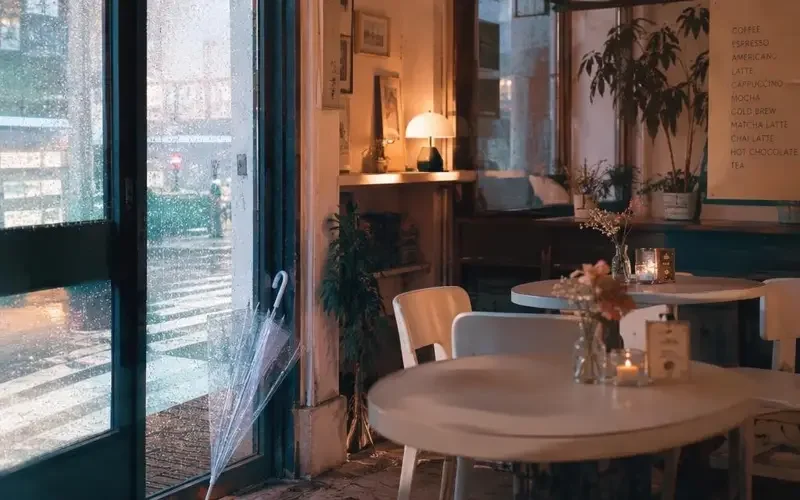 《雨巷咖啡屋》大结局解读：那把伞最后为什么留在了店里？ - 韩漫剧资讯配图